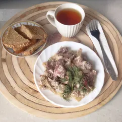 Тушеная печень куриная со сметаной