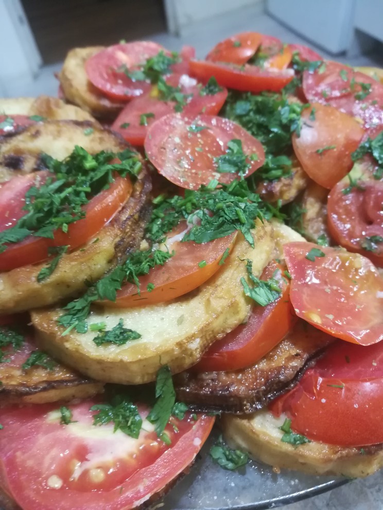 Жареные цукини с помидорами и зеленью