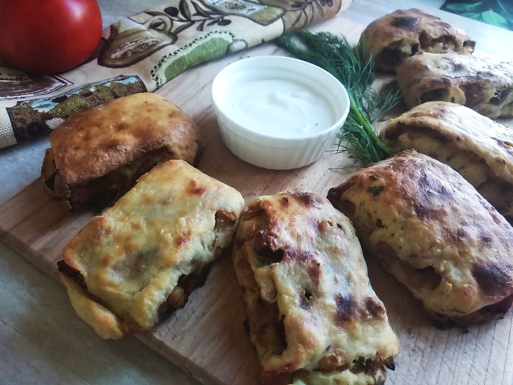 Картофельный рулет со шкварками и луком