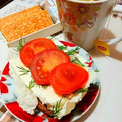 Бутерброды на завтрак с адыгейским сыром и помидорками🍅