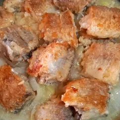 Минтай жареный на луковой подушке