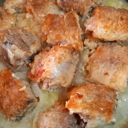 Минтай жареный на луковой подушке