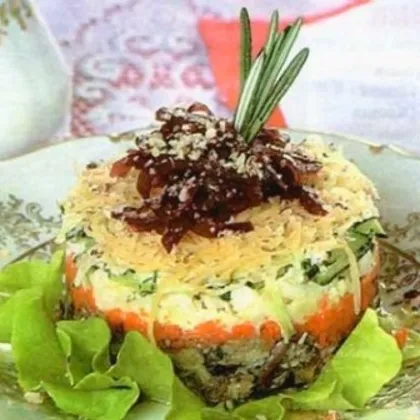 Слоеный новогодний салат с маслинами и шпротами