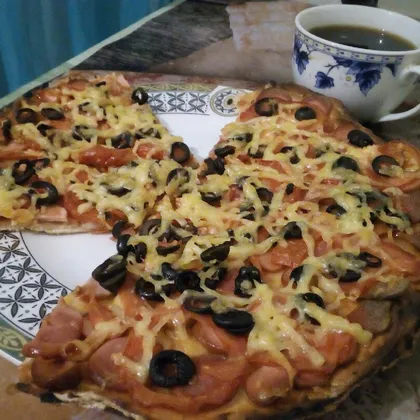 Вкусная пицца с маслинами