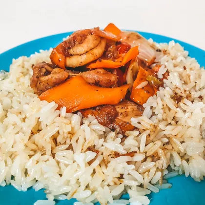 Жареный рис с курицей и овощами под соевым соусом