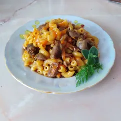 Макароны с куриными сердечками 😋