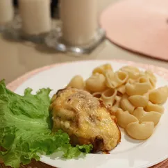 Запечённая свинина с шампиньонами под сырной корочкой и макаронами