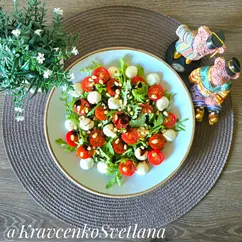 Салат с рукколой, помидорами и моцареллой