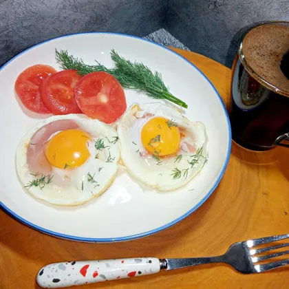 Яичница глазунья с колбасой и помидором