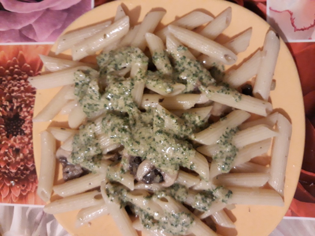 Пенне с грибами и песто из петрушки