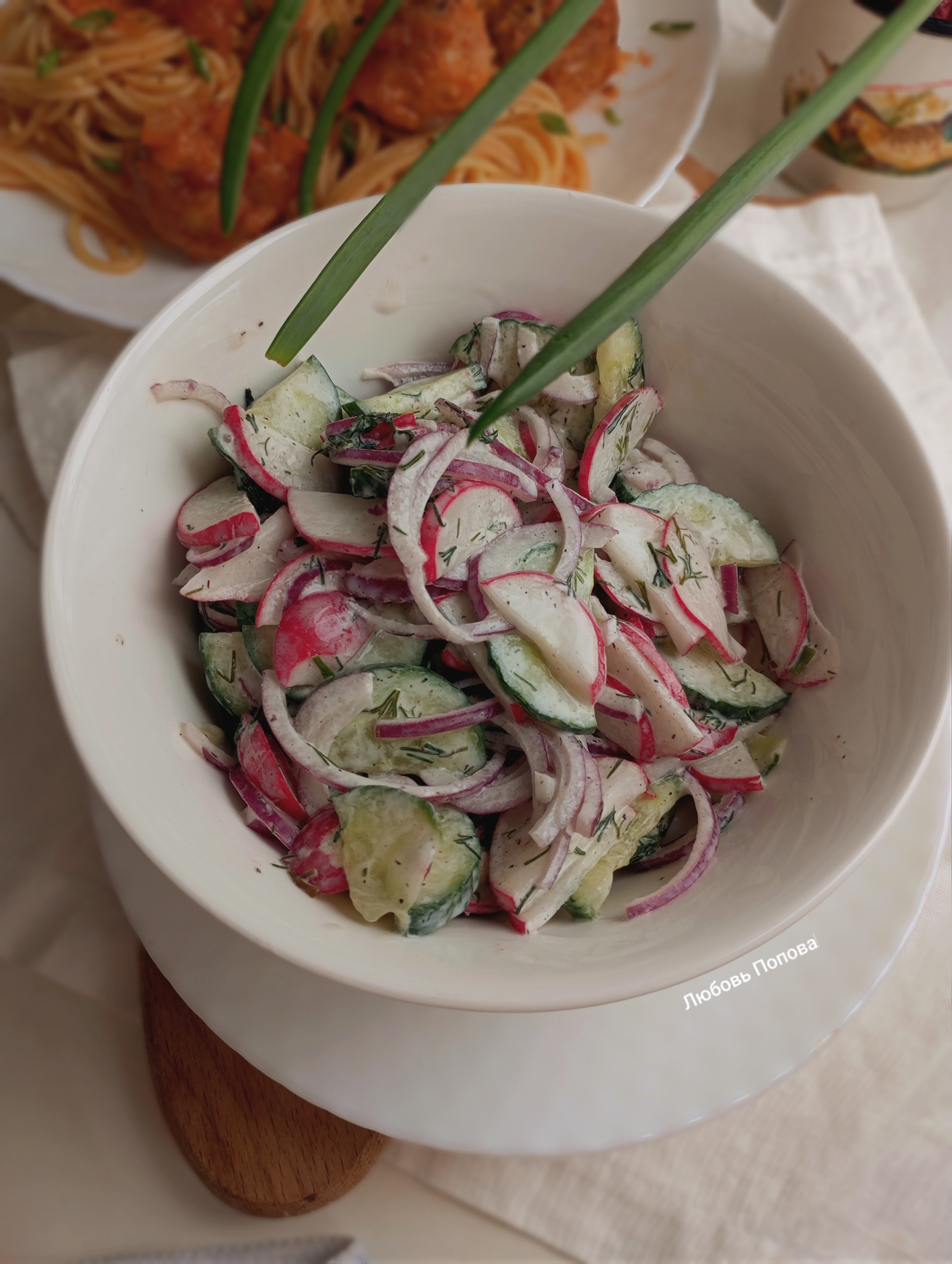 Салат с огурцом, редисом и красным луком 