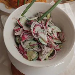 Салат с огурцом, редисом и красным луком 