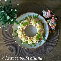 Салат венок с крабовыми палочками и овощами на новогодний стол