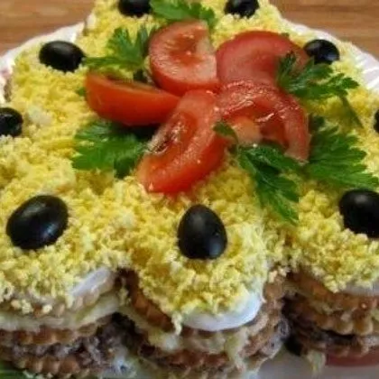 Новогодний Салат - торт из крекеров