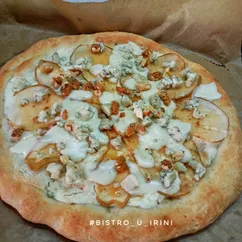 Пицца с грушей и голубым сыром на белом соусе
