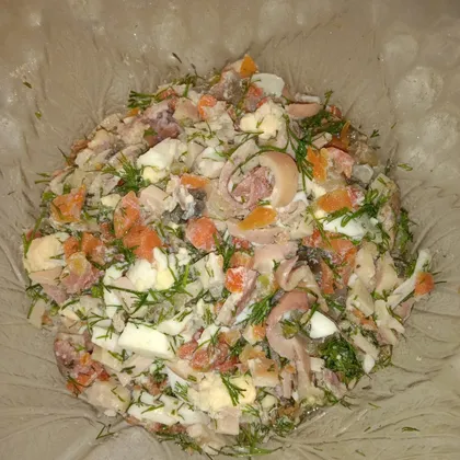 Салат из замороженных кальмаров и овощей с чесночным  маслом