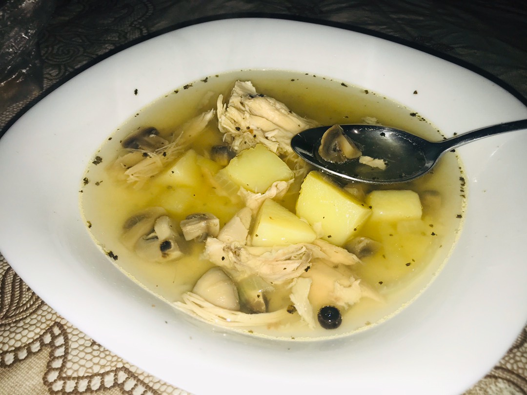 Белый суп с колбасой и грибами