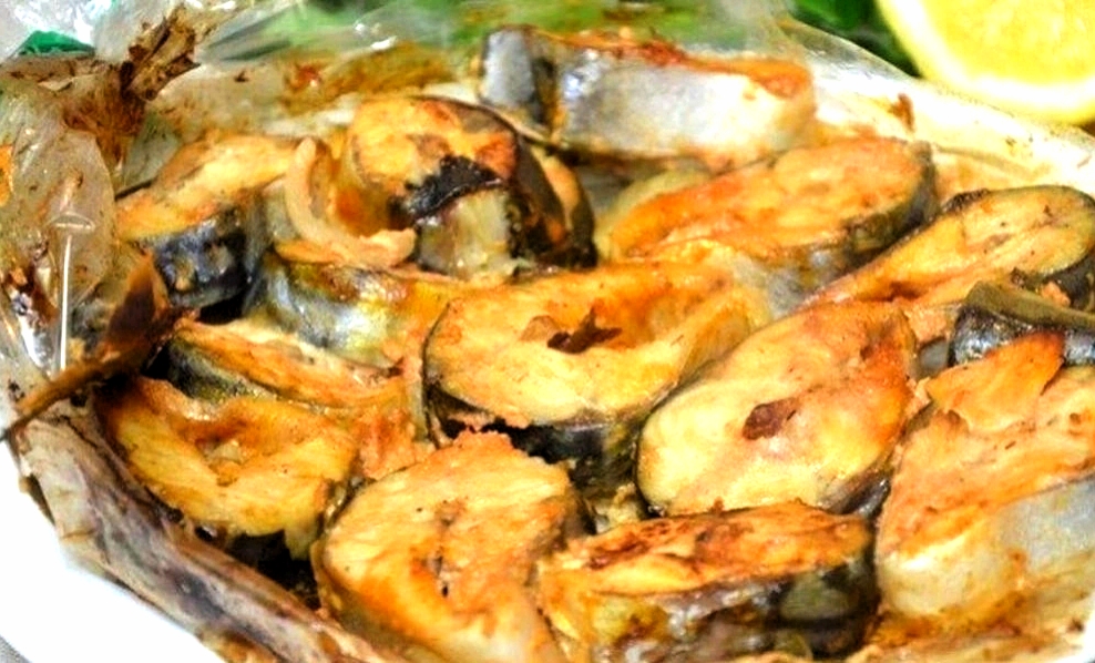 Скумбрия с овощами в рукаве в духовке — рецепт с фото пошагово