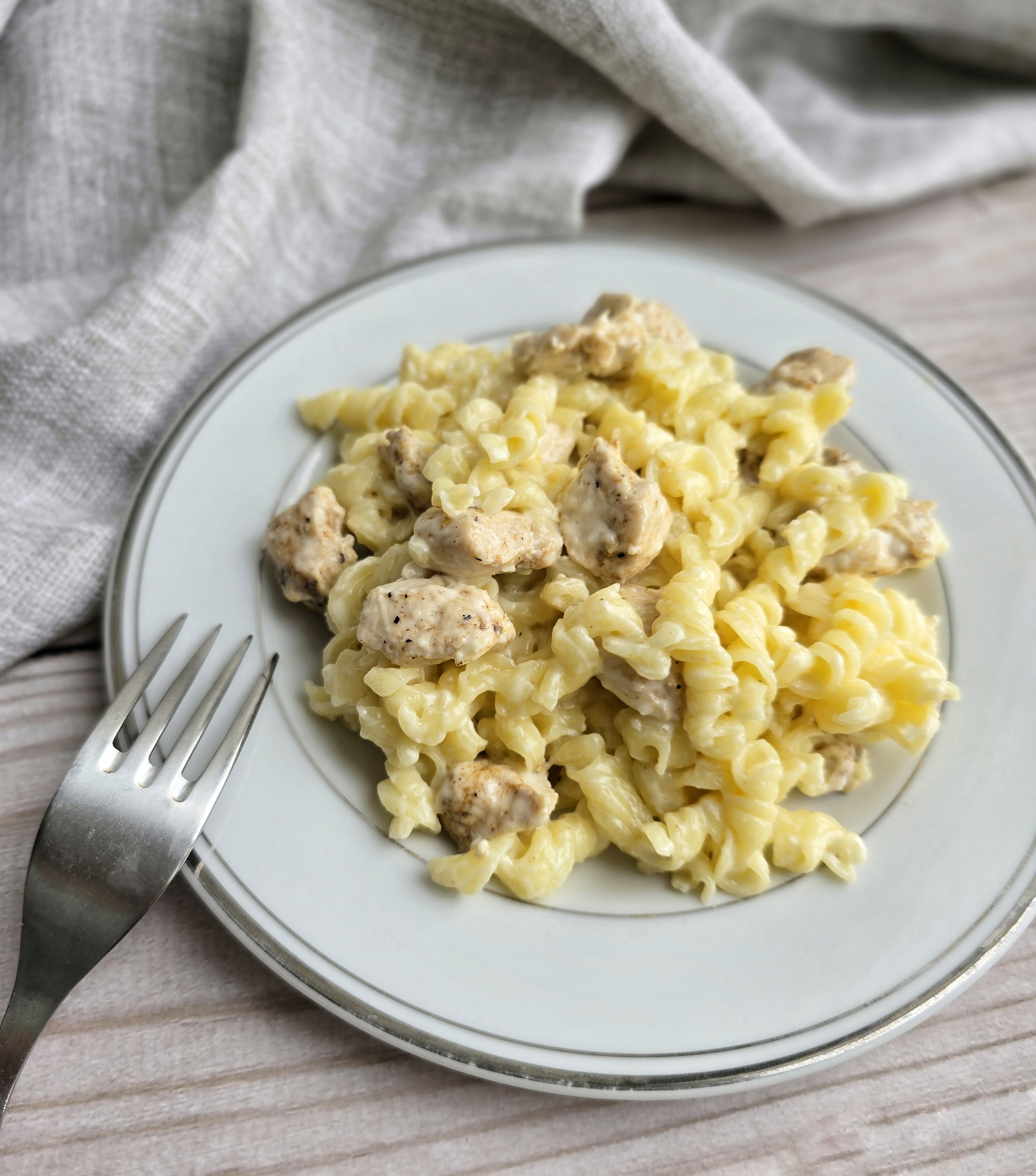 Паста с курицей в сырно-сливочном соусе