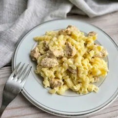 Паста с курицей в сырно-сливочном соусе