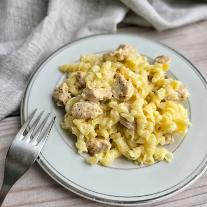 Паста с курицей в сырно-сливочном соусе
