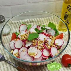 Салат с рукколой и редисом