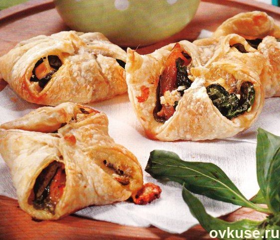 Пирожки с курицей и соусом