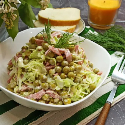 Салат 'Днестр' с капустой, колбасой и зелёным горошком 