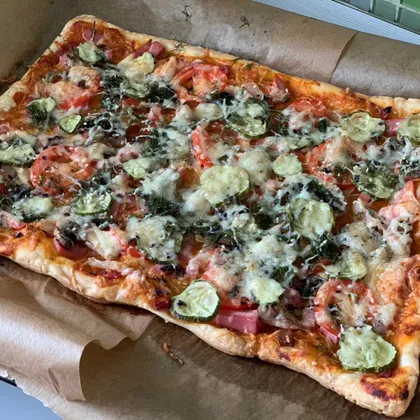 Пицца из слоеного теста с беконом