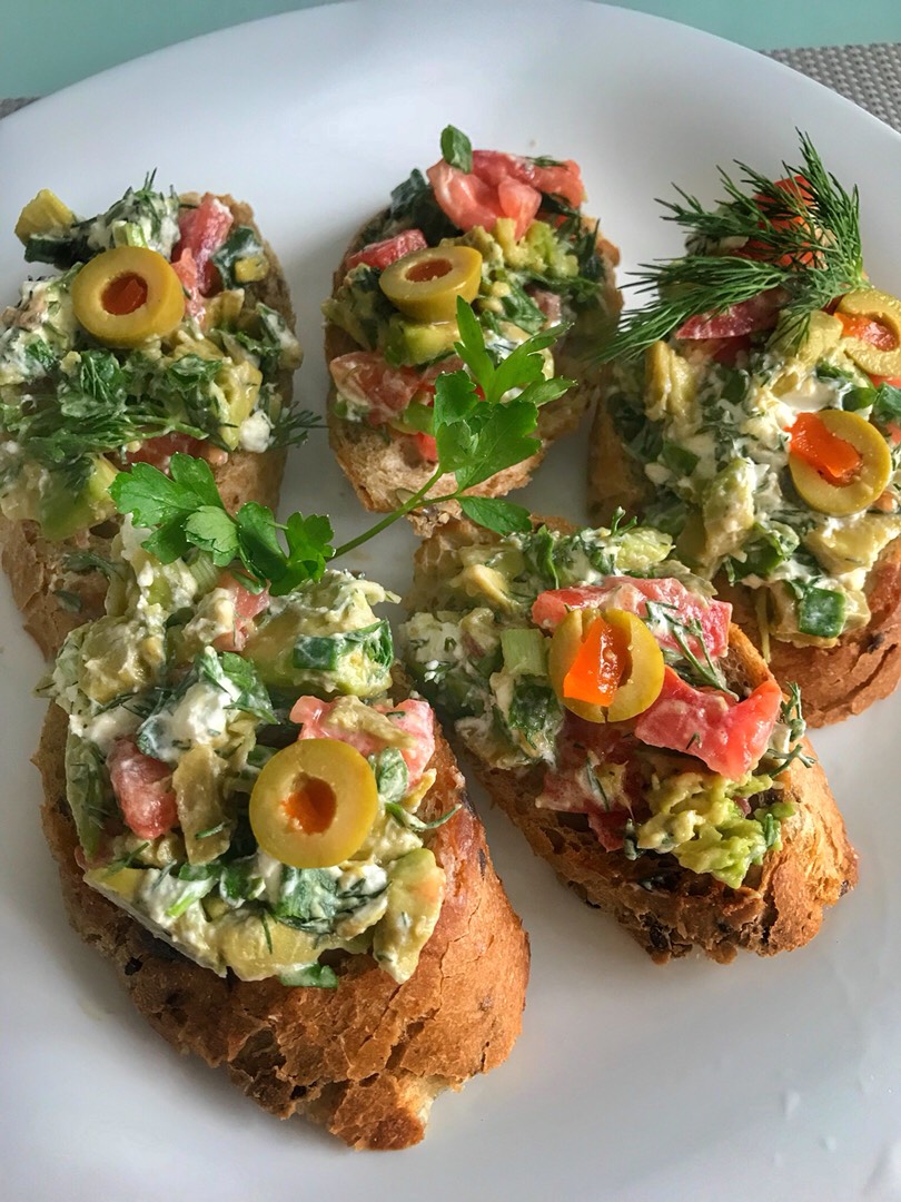 Брускетта с брынзой, авокадо и помидором 😋😋😋