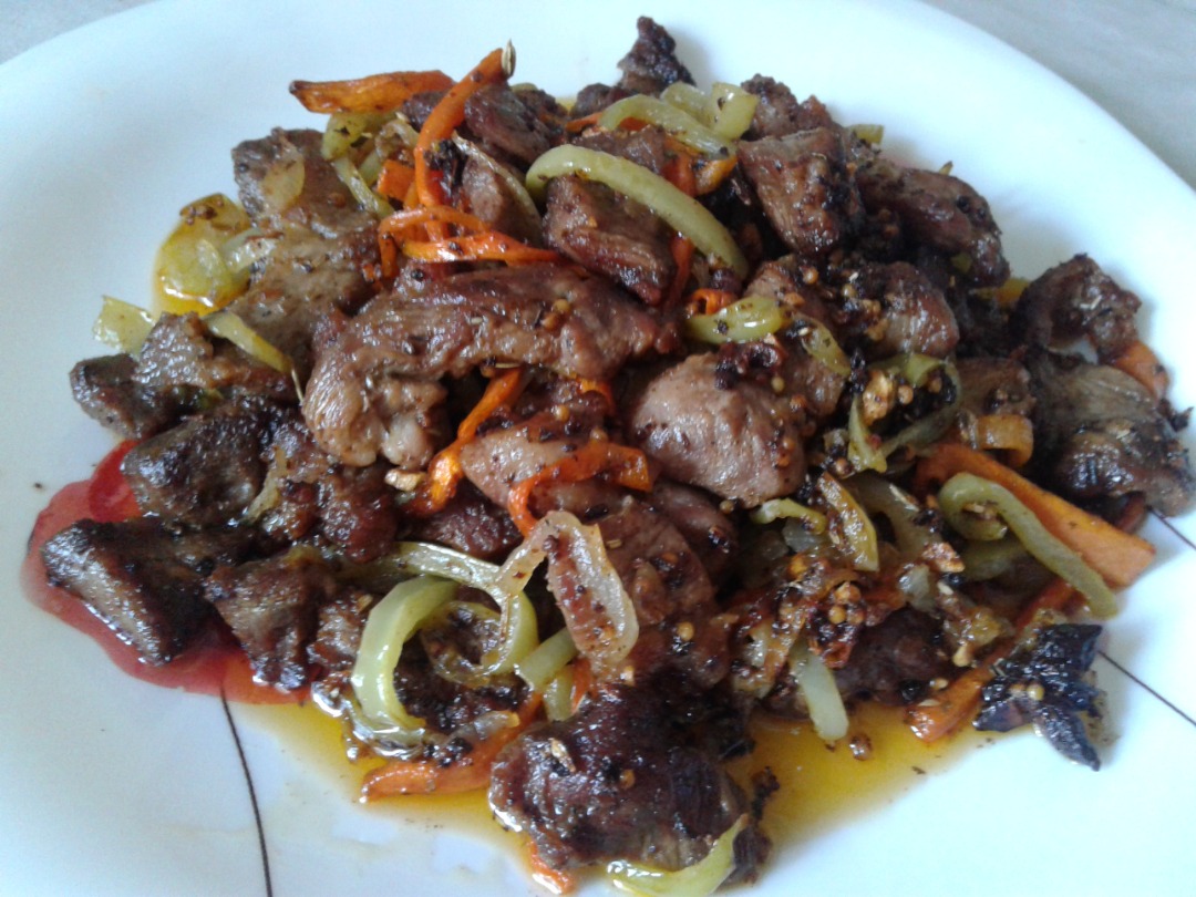 Жареная свинина с овощами в остром соусе (Чеюк-поккым)