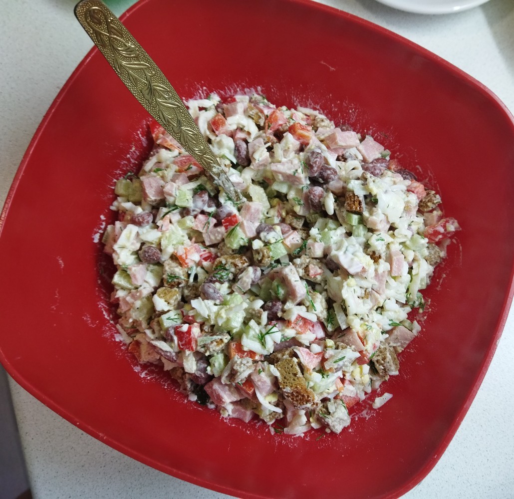 Рецепт: Салат с красной фасолью - с ветчиной и сухариками
