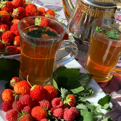 Садовый чай с ягодами и мятой