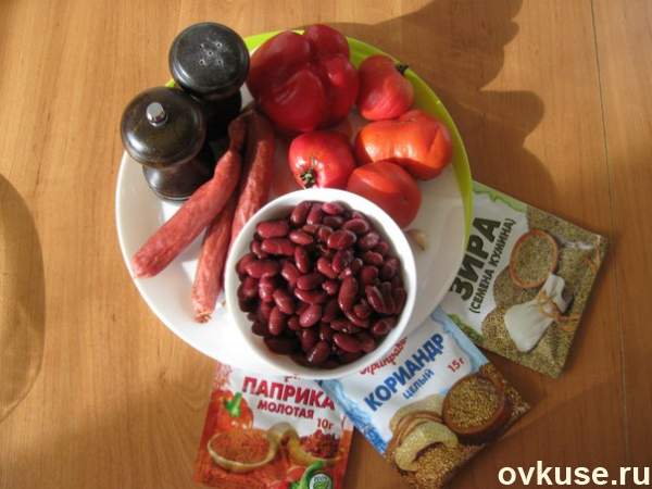 Фасоль с колбасками в томате