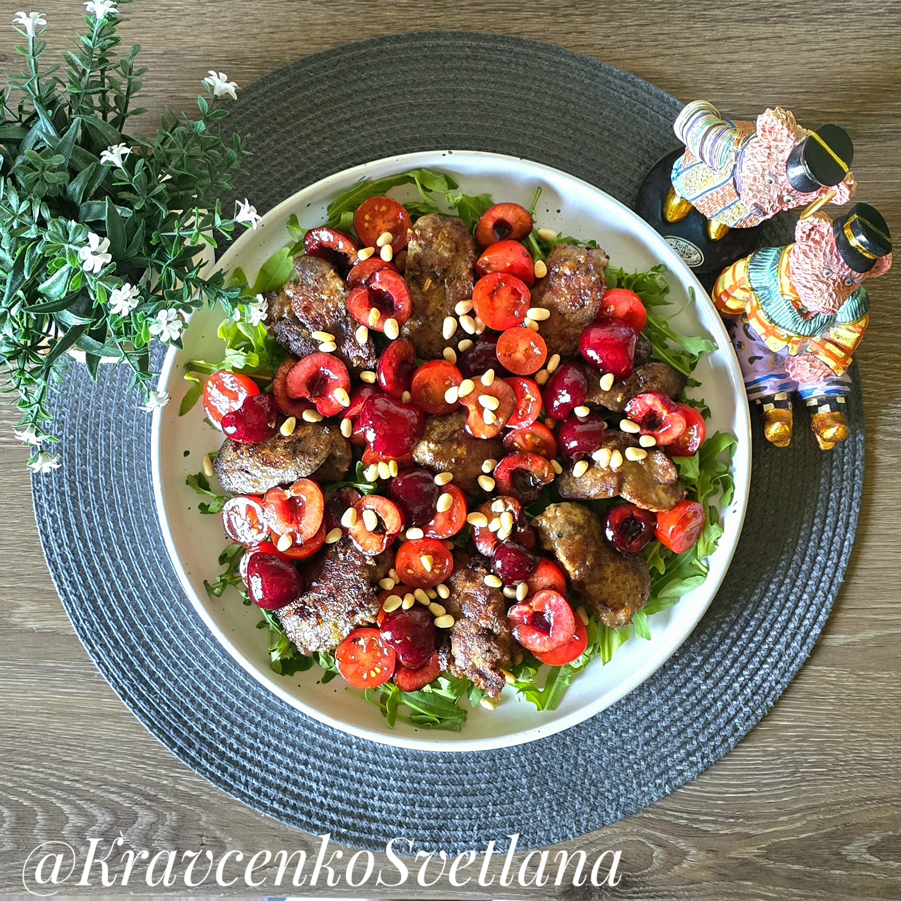 Салат с куриной печенью и черешней