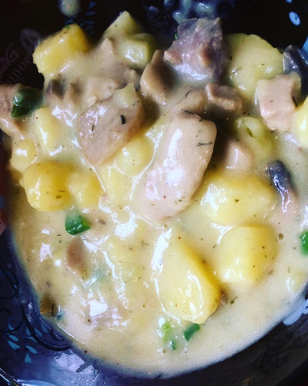 Мясное ассорти с грибами в сливочном соусе