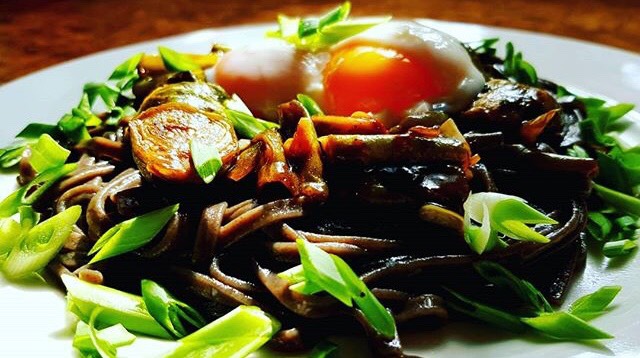 Лапша соба с зелеными овощами и яйцом