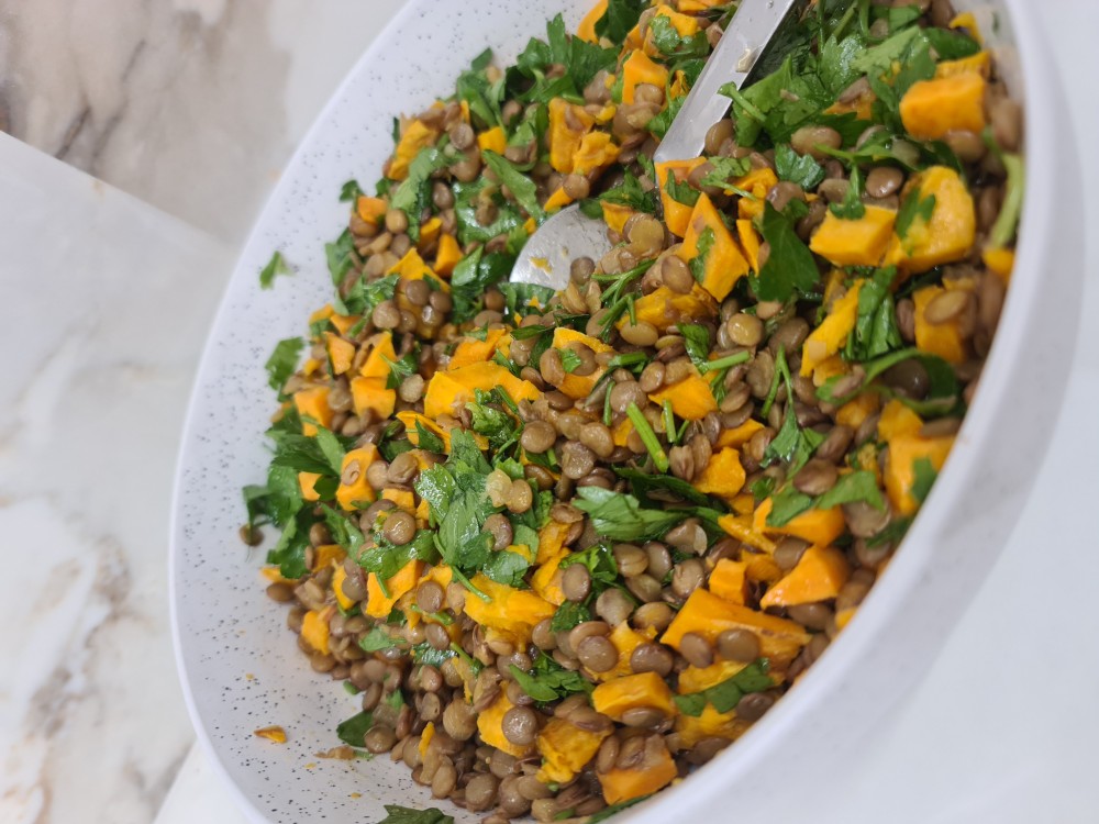 Теплый салат с чечевицей