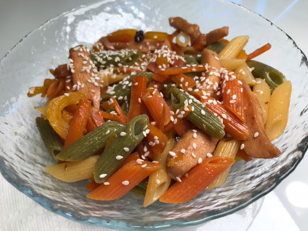 Курица в кисло-сладком соусе с цветными макаронами