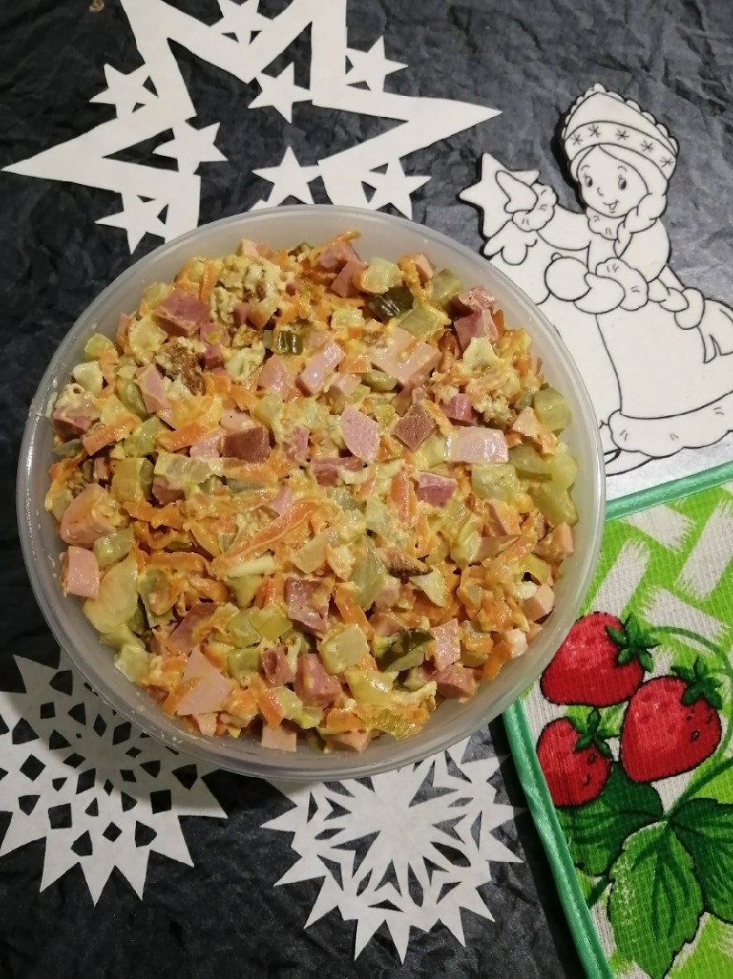 Салат с яичными блинами и копченой колбасой | Простые рецепты с фото