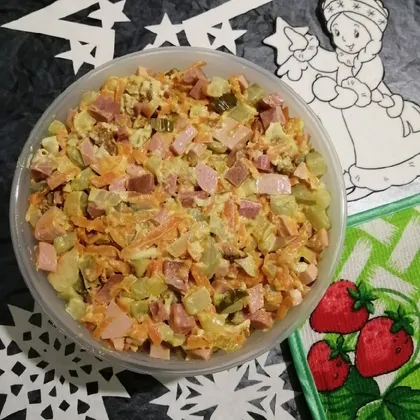 Салат с яичными блинами и копченой колбасой
