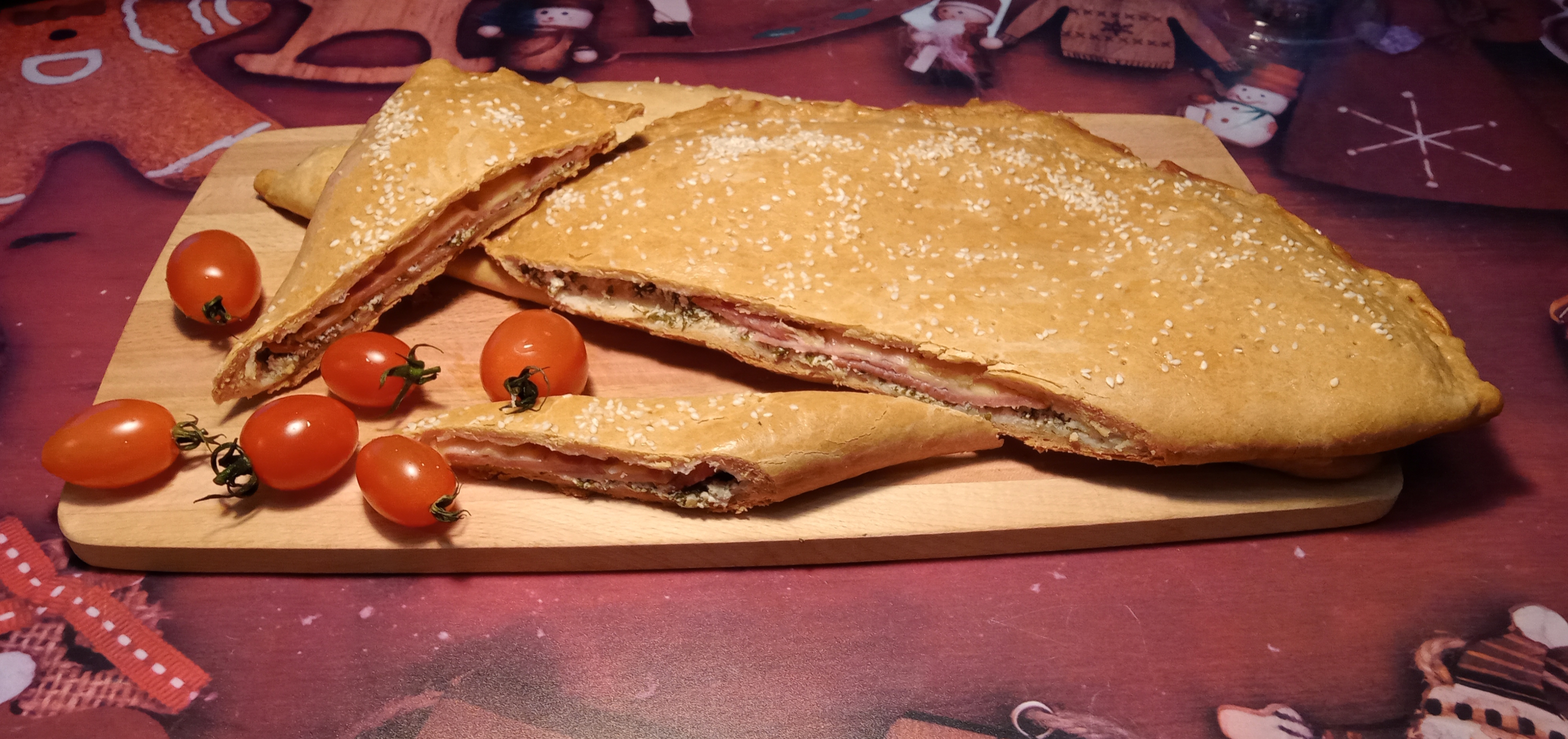 Пирог с творогом, сыром и салями "Кальцоне"
