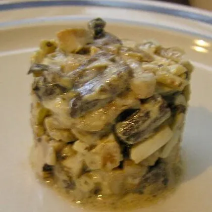 Салат с кальмарами и грибами