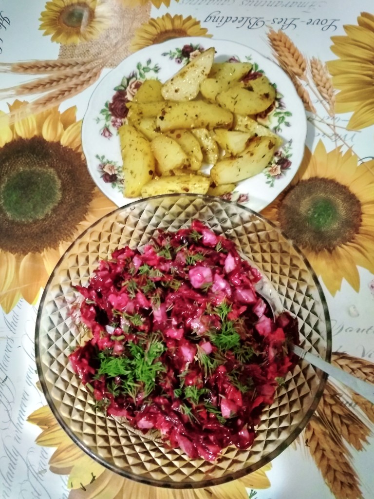 Салат со свеклой, сыром и яйцом