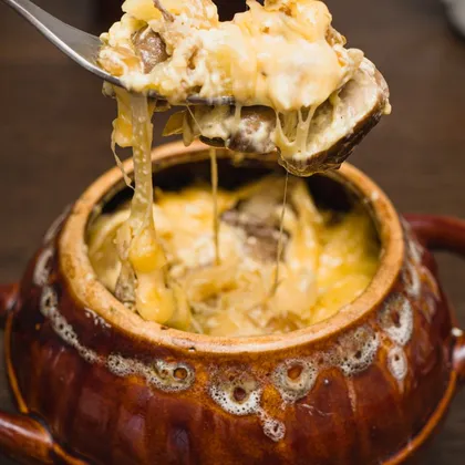 Запечëнная картошка с фаршем и грибами в горшочке