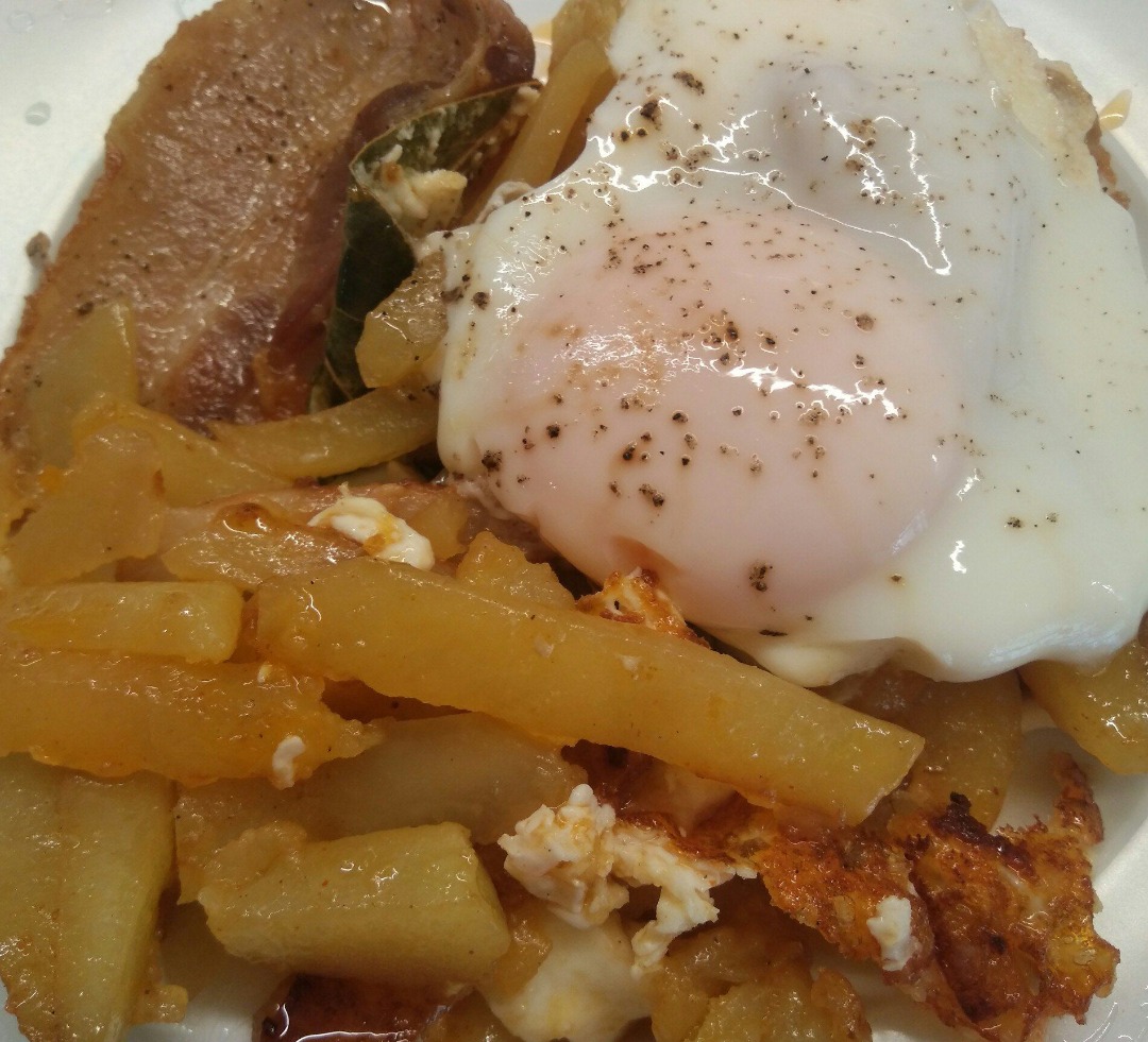 Жареная картошка с беконом и яйцами