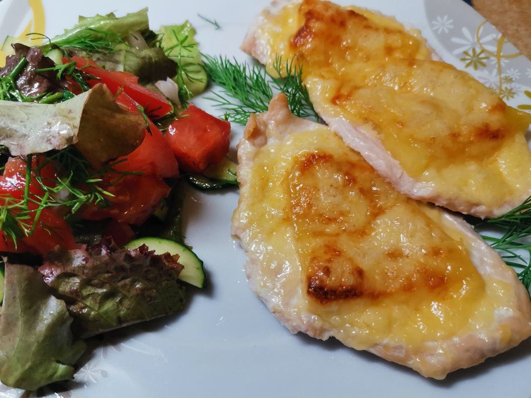 Куриное филе под сыром с ананасами