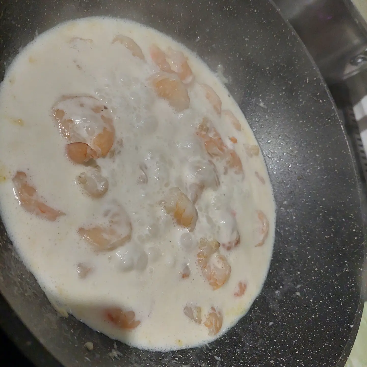 Креветки в сливочно чесночном соусе на сковороде