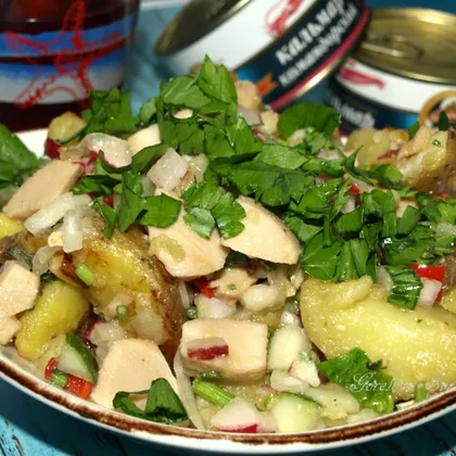 Теплый салат с картофелем и кальмарами