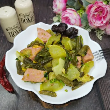 Тушёные кабачки с колбасой и стручковой фасолью 